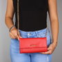Zoozie Bags 1425 Minibandolera Crossbody de Piel con Cadenas, Roja - Bolso Elegante y Funcional con Billetera para Tarjetas y Monedas